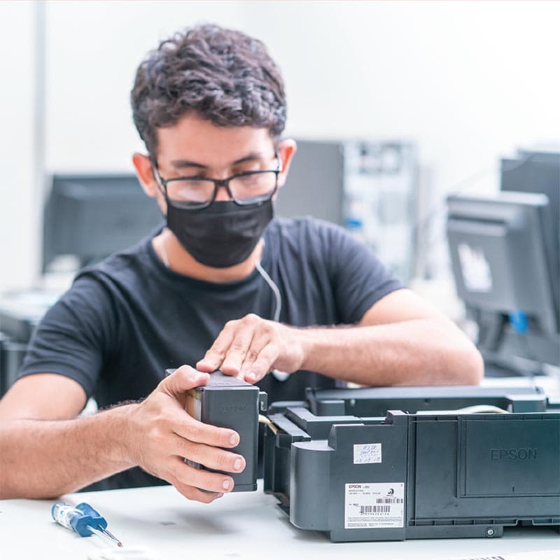 Técnico fazendo manutenção em uma impressora